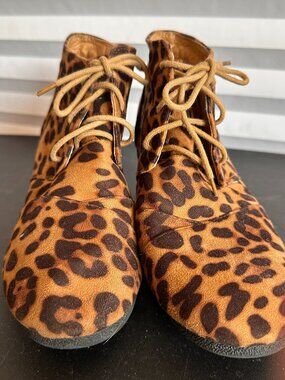 Lov Mark Women’s Animal Faux Suede Wedge Lace-Up Shoes Size 9 – Chic Bootie